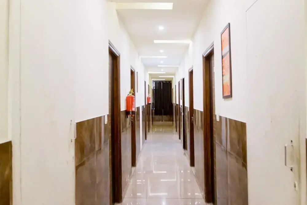 OYO 22825 Hotel Crown Stay inn