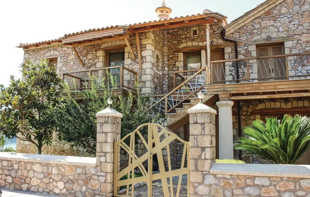 Awesome Home in Varia Kinouria With Wifi and 2 Bedrooms