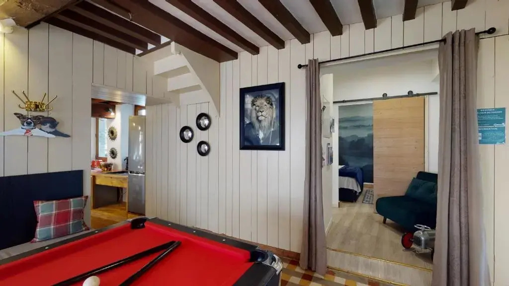 La Villa et Cours du Paradis gîte 4 étoiles, Billard BabyFoot, société La Clef Decamp