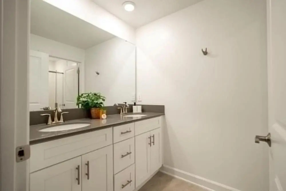 2557 Awesome 4BD Townhouse Located at Storey Lake