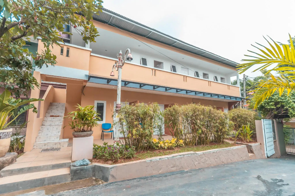 OYO 2229 Dolfie Residence