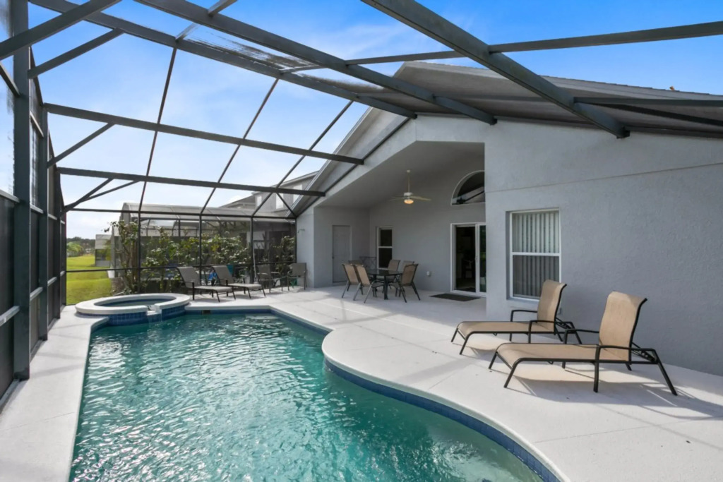 Beautiful 4 Bedroom 3 Bathroom pool & spa Villa villa