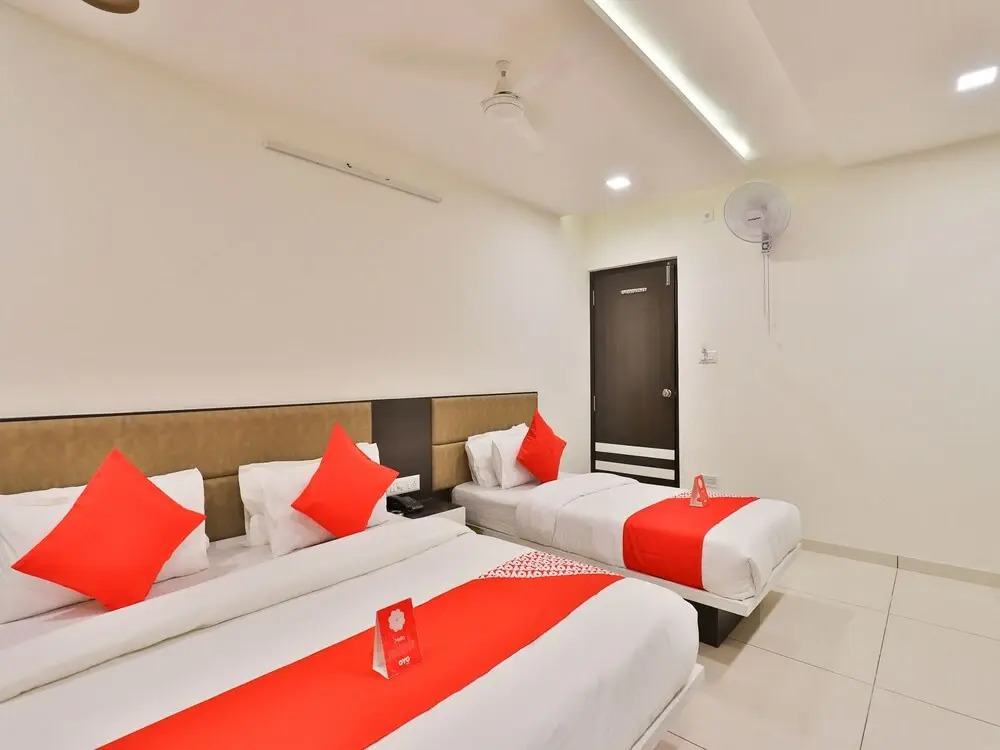 OYO 13033 Hotel Raadhe