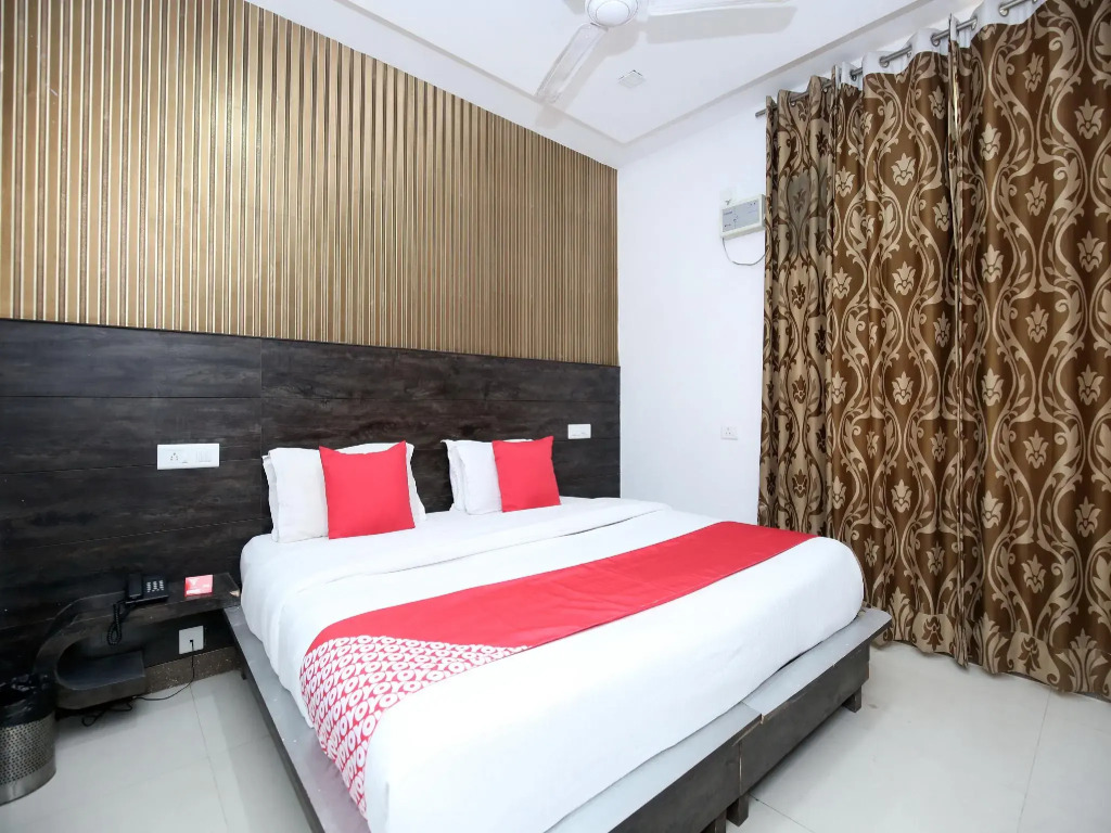 OYO 13431 Hotel Royal Blue