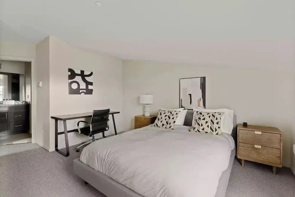 Seattle: U District Retreat Free Parking 3 Bedroom Home by RedAwning