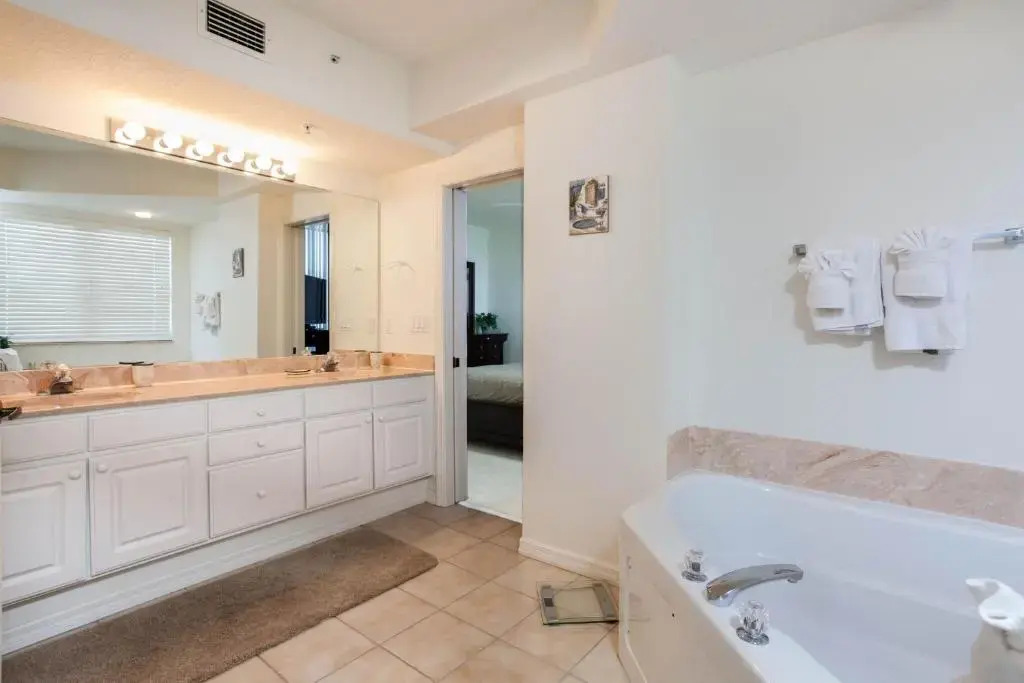 Island Beach Club 304, 2 Bedrooms, Pool, Elevator, WiFi, Sleeps 6, Bay view