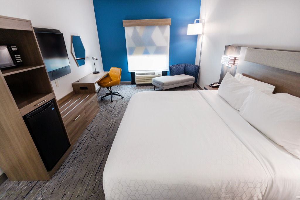 Holiday Inn Express & Suites - Huntsville Airport by IHG