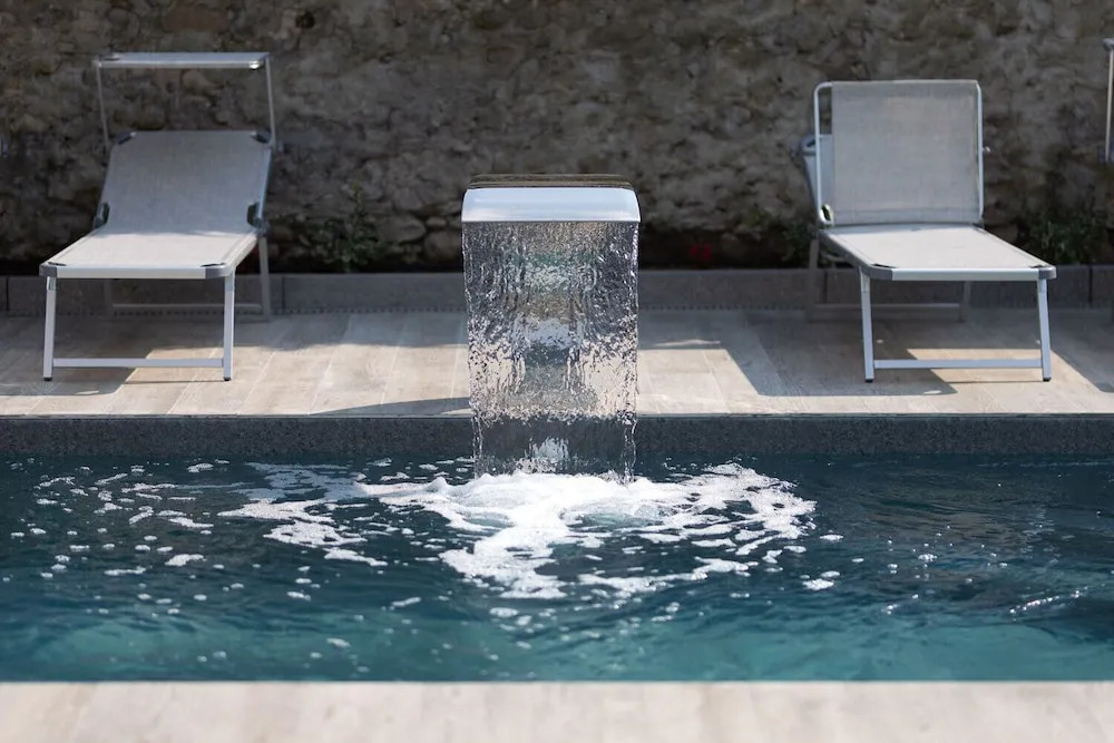 Maji Como Lake - Lake Como Historic Villa Apartments with Pool & Parking, 100m from Ferry & train