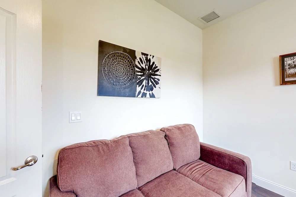 Dog-friendly Home With Tesla EV Charger, Yard, Patio, Grill, AC, & W/D