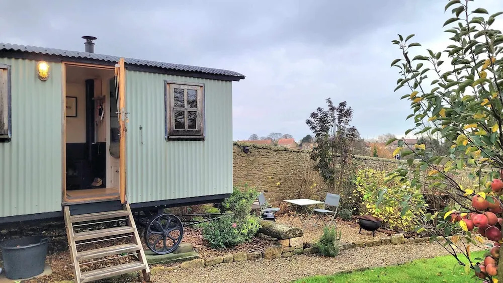 Plank Bridge Shepherds Hut in Orchard - Peaceful Escape for Two