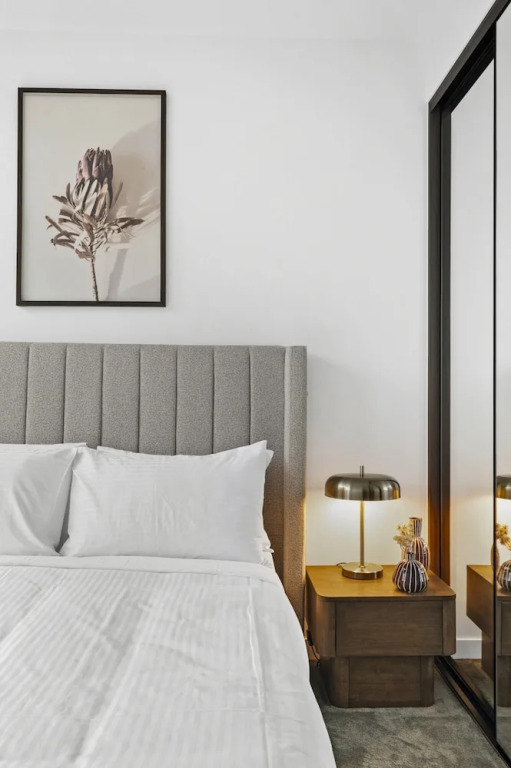 Modern 2BR Southbank Views + Pool Gym Near Casino