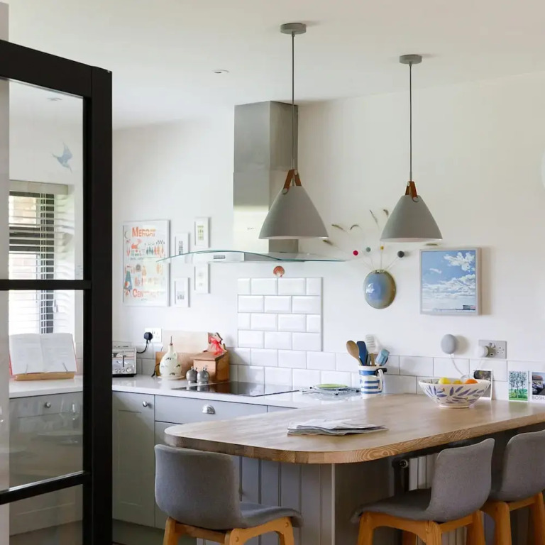 Pretty Coastal Home in Bosham Close to Water