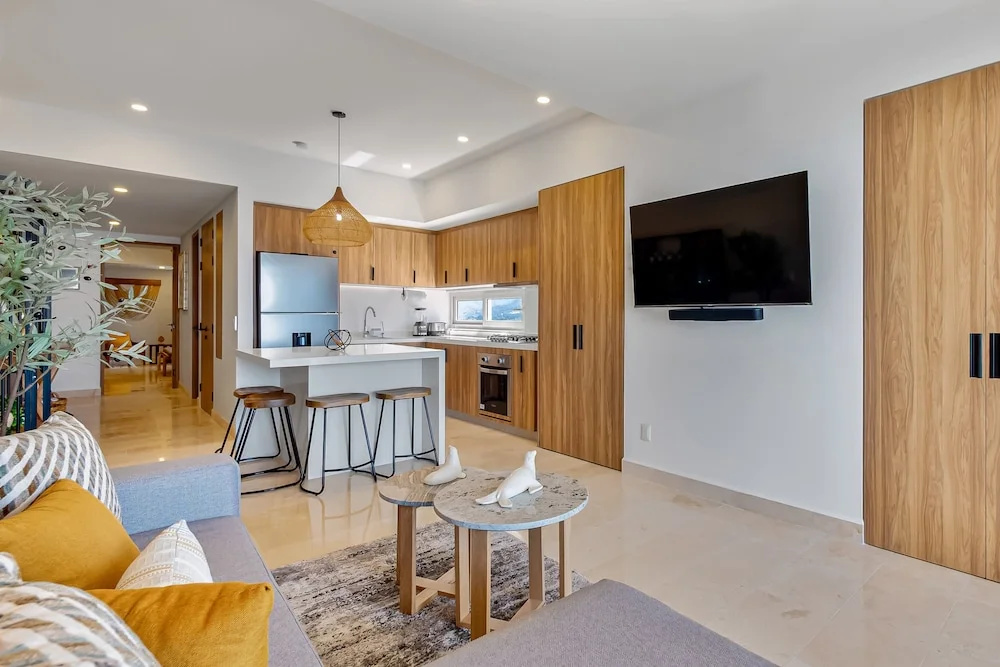 Luxury Oceanfront Apartment With Private Balcony, Rooftop Pool & gym Access