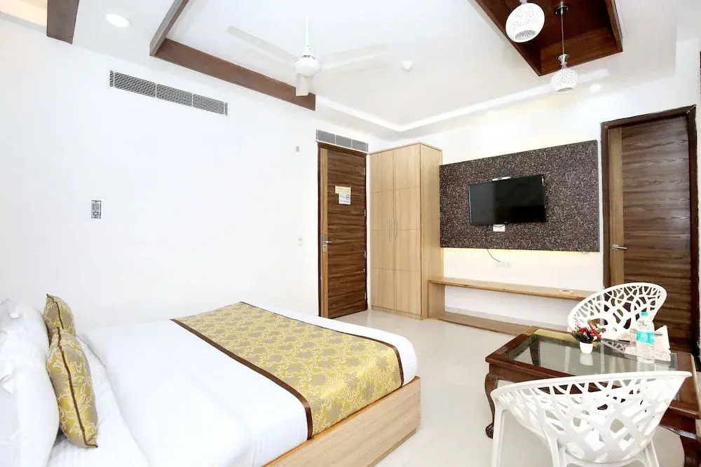 Oyo 11367 Hotel Yellow