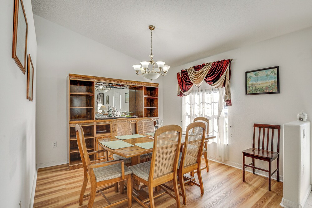8 Mi to Sea! Snowbird Haven w/ Porch in Palm Coast
