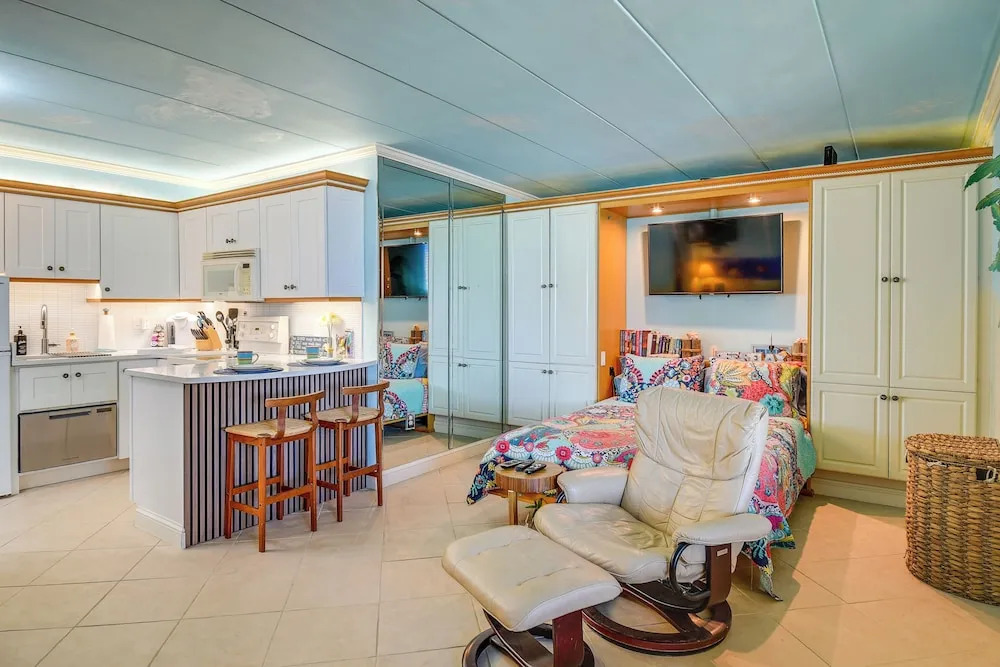 Colorful Virginia Beach Studio - Steps to Beach!