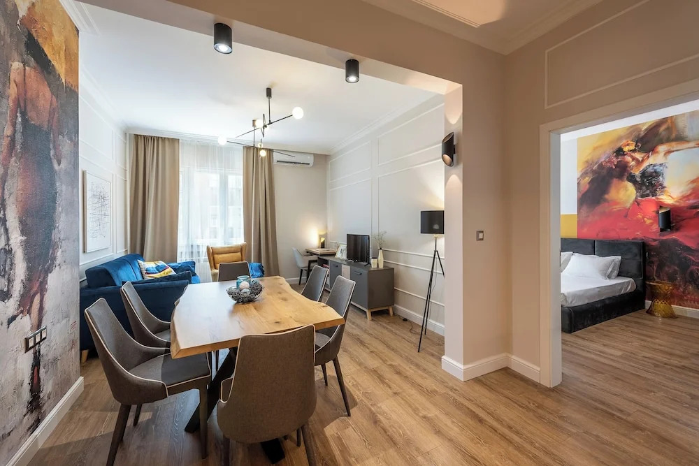 Luxury & Unique-Top Center Apt. - 3BDR