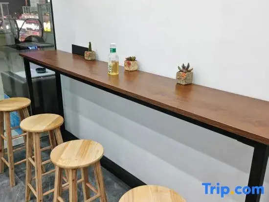 LLYouth Hostel (Chenghua East Railway Station Yinghui Road Metro Station Branch)