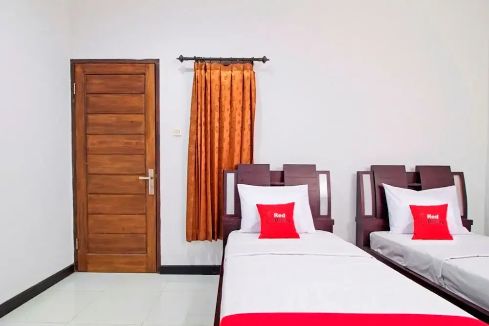 RedDoorz Plus Near ITC Fatmawati