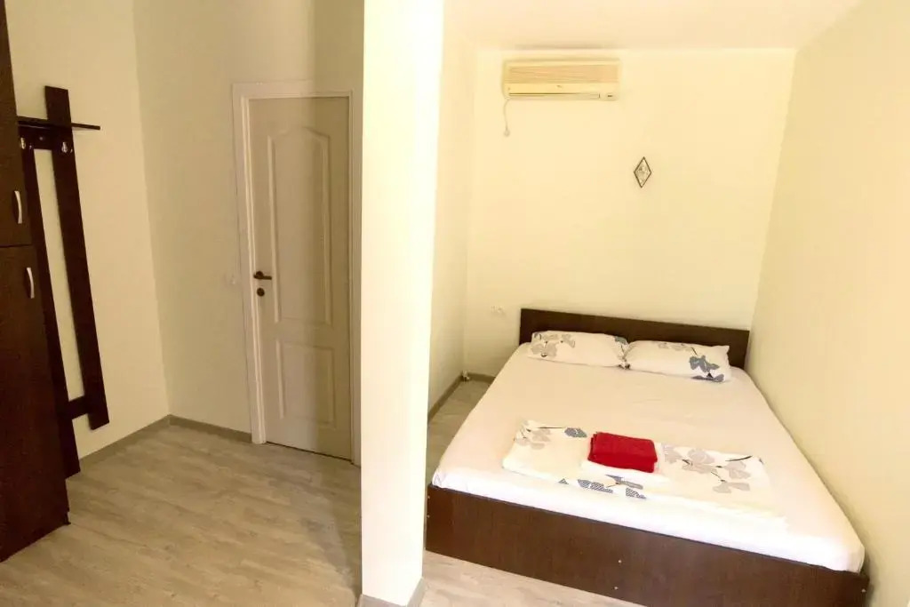 3 bedrooms house at Constanta 500 m away from the beach with enclosed garden and wifi