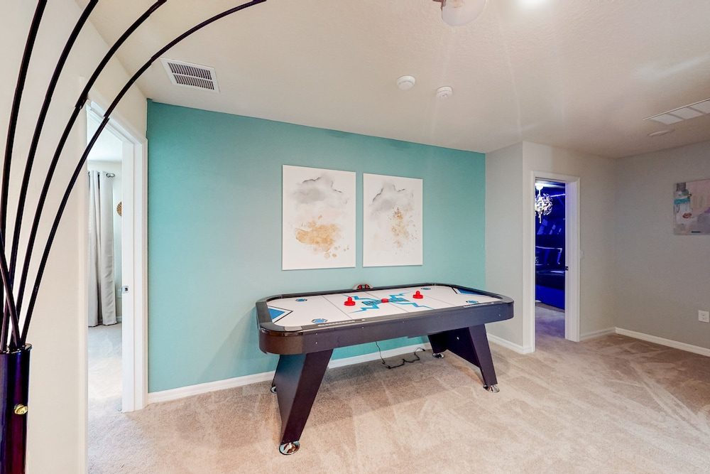 Exquisite Home With Pool, Lanai, Game Room, Central AC, & Washer/dryer