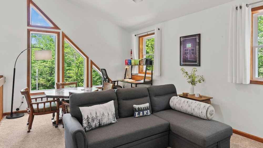 Maple Oasis by Avantstay Newly Built w/ Hot Tub, Game Room & Fire Pit