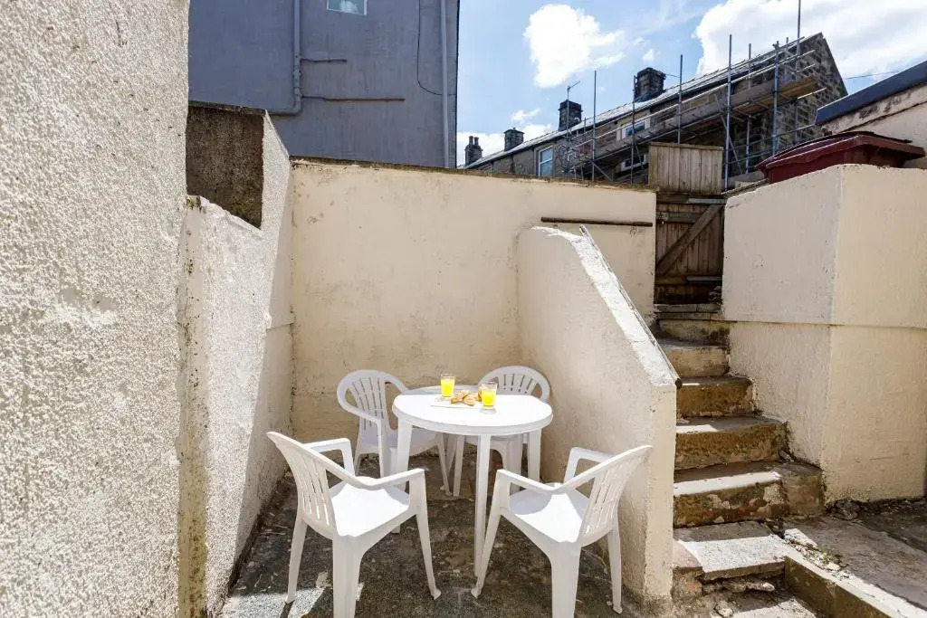 4 Beds Sleeps 6 - Elegance Leisure Stay, Burnley