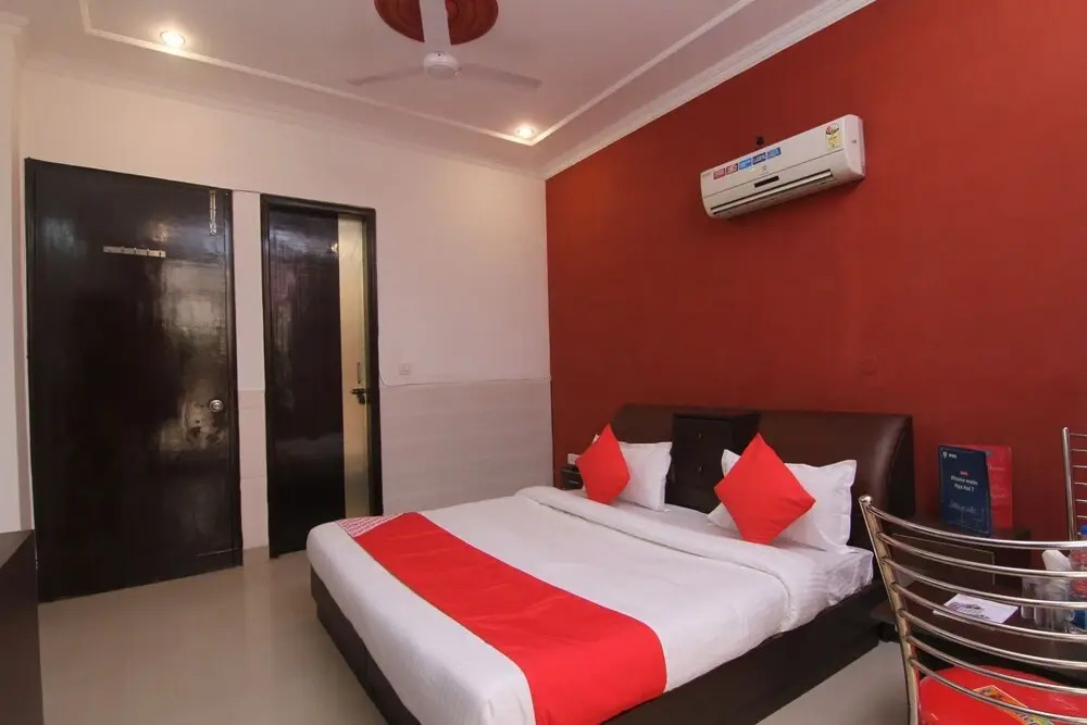 OYO 18557 The Chef Guest House