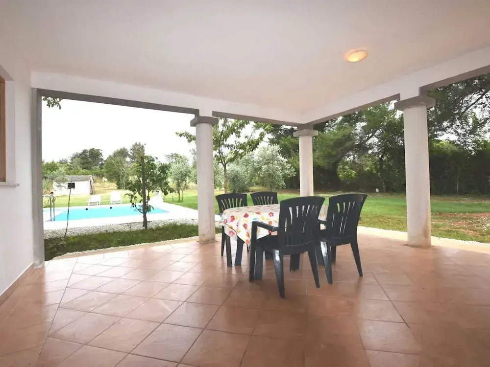 Modern Apartment in Banjole with Pool