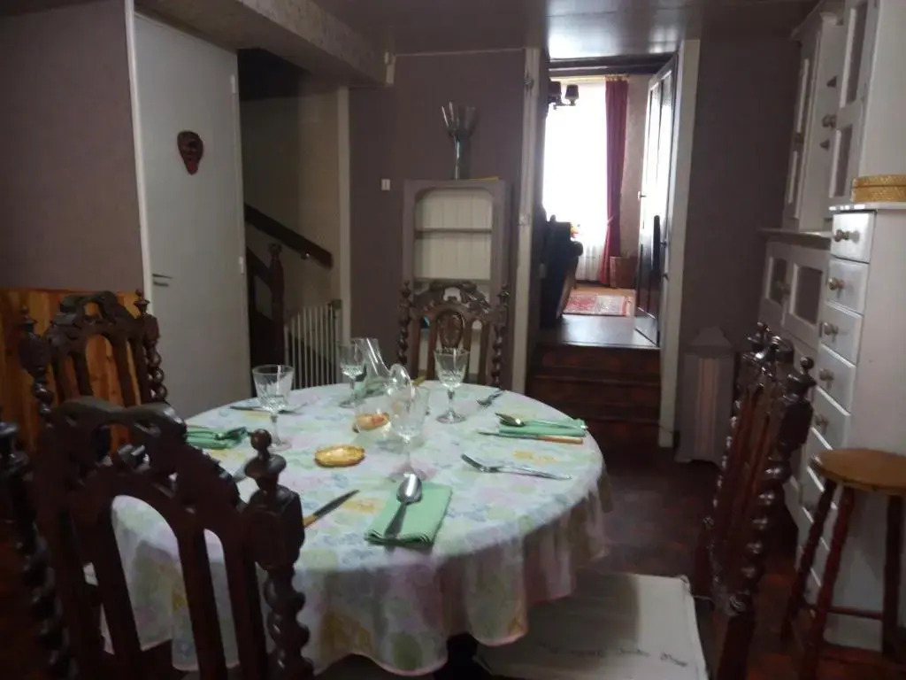 Charming French Cottage-Gite in the Heart of Quiet Gorron