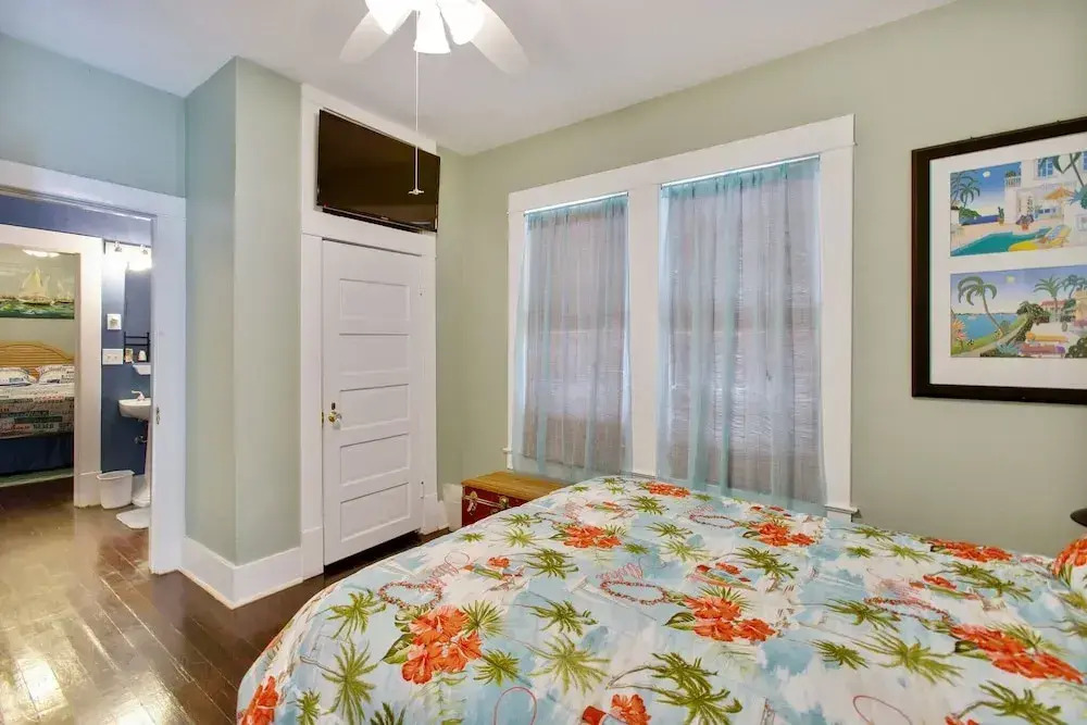 Sea Life - Just Blocks To Beach! 3 Bedroom Home by Redawning