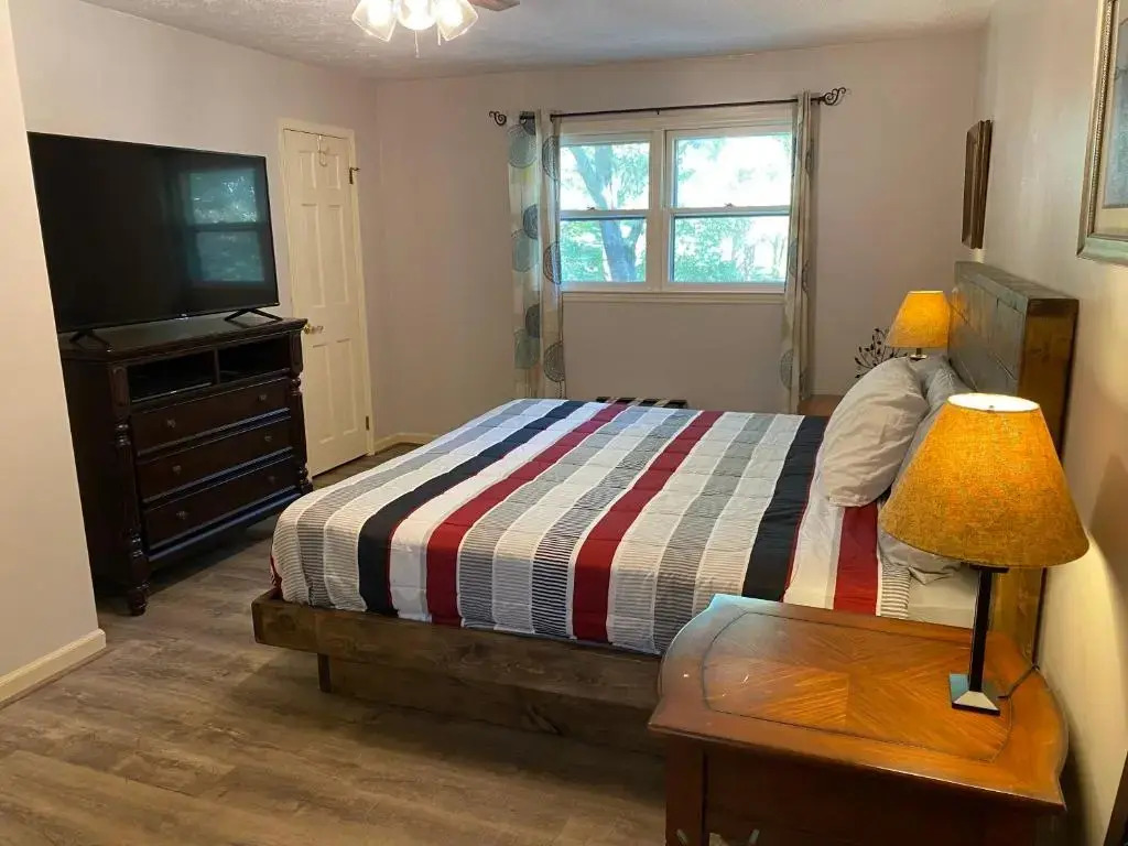 Downtown Family Retreat - 5 Bedrooms, 3 Minutes to Dahlonega, Pool, Hot Tub, Game Rooms