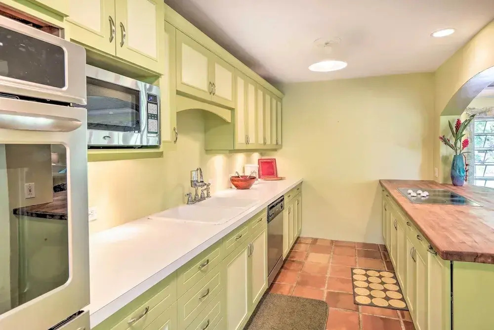 Bright St Thomas Getaway with Pool, 3Mi to Magens Bay