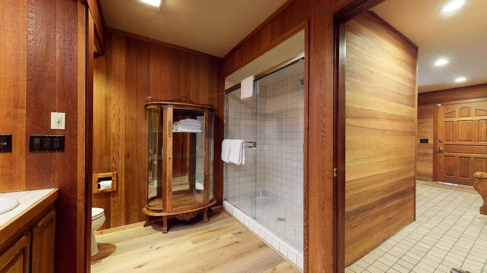 Tennis Village 14 Pet-Friendly, Spacious, Comfortable, Great Complex Amenities by RedAwning