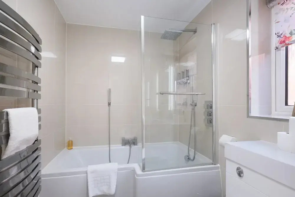 Cherry Banks 5 Bedroom & 3 Bathroom Hse