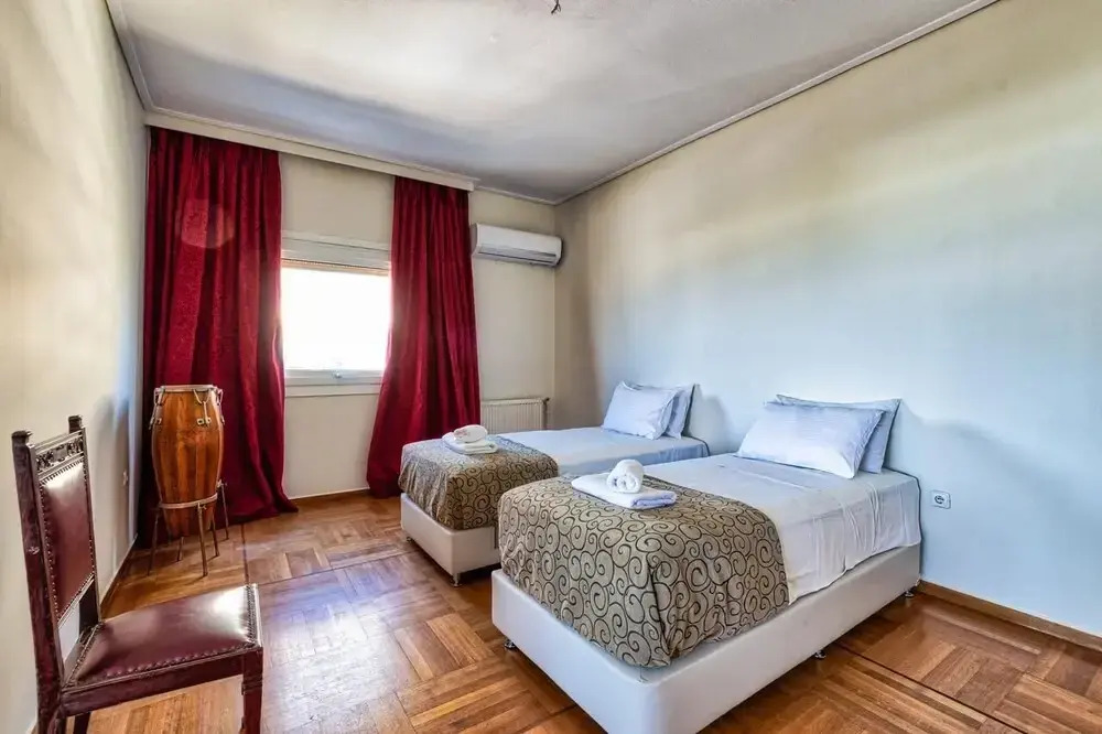 Spacious 3 bedroom apartment in Alimos