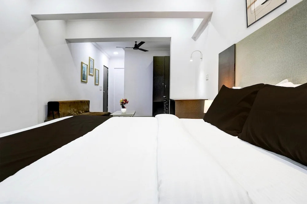 Cozy Deluxe Room Near Juhu Beach Mumbai
