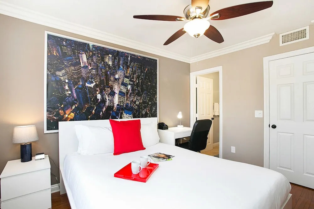 Costa Mesa/Newport - Fast WiFI - Work Stations - Free Parking - Self Check In! (CM-1)