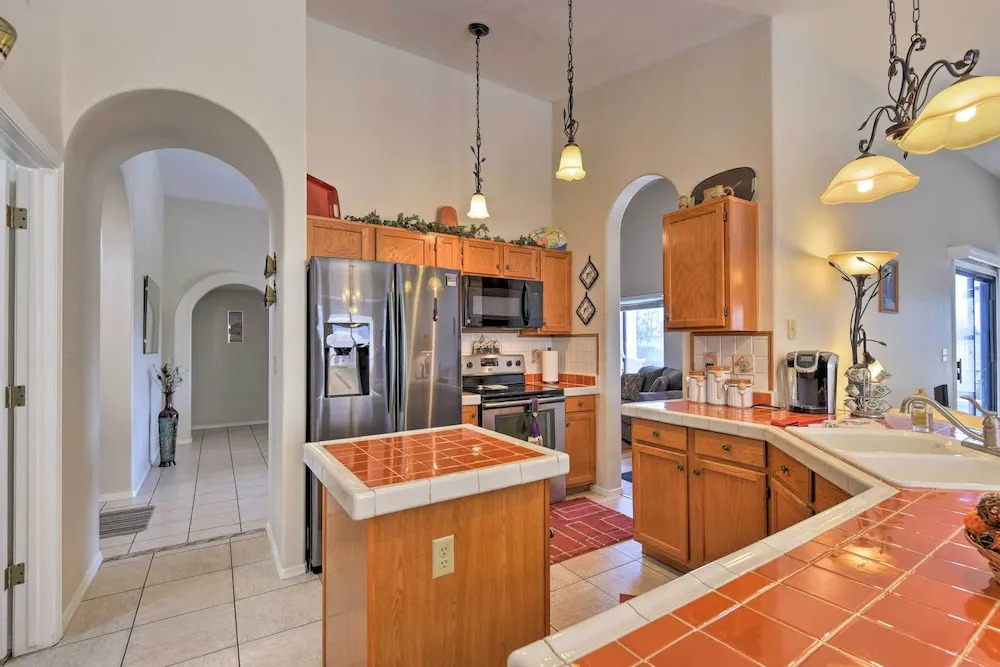 Walk to NFL Games: Glendale Home Near Golf