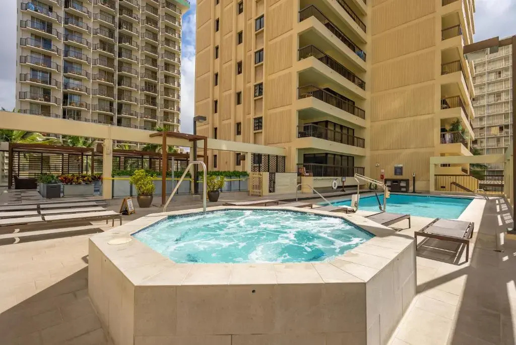 Spacious Waikiki Beach 2BR-Ocean View-Free Parking