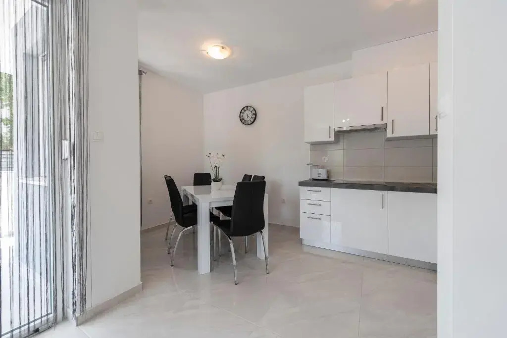 Villa Star 5 a centrally located ap. with a pool
