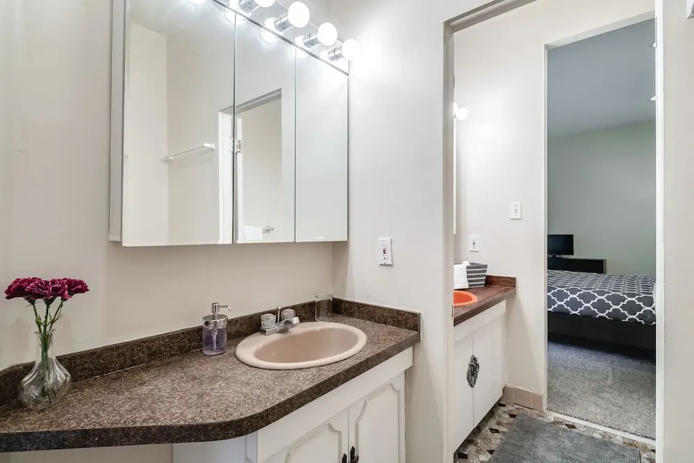 4 BD 2.5 Baths! Steps Away From Liberty Bell!
