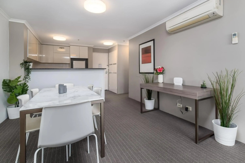 2BR 2Bath L8 Executive Apartment, in City Centre