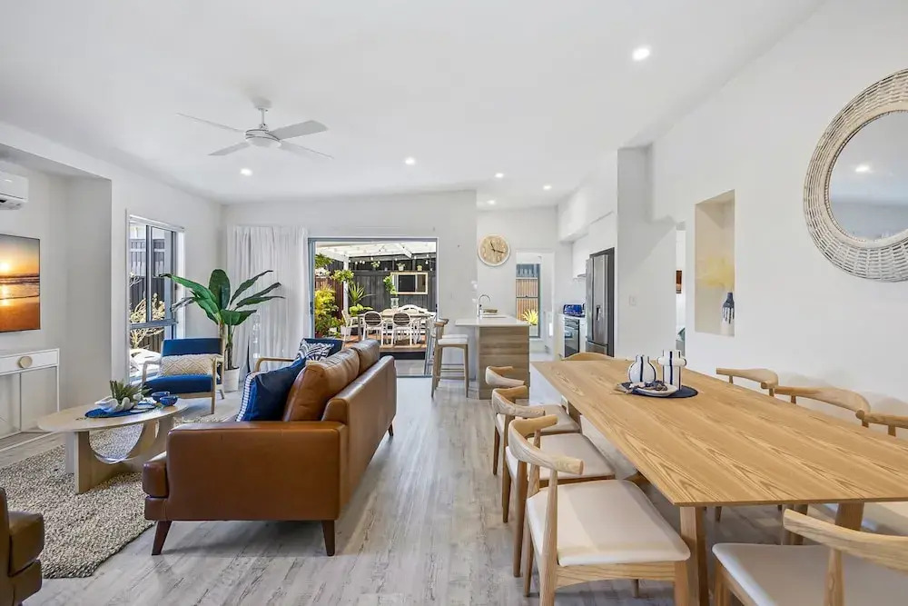Premium 4-bed Coastal Escape With BBQ and Pool