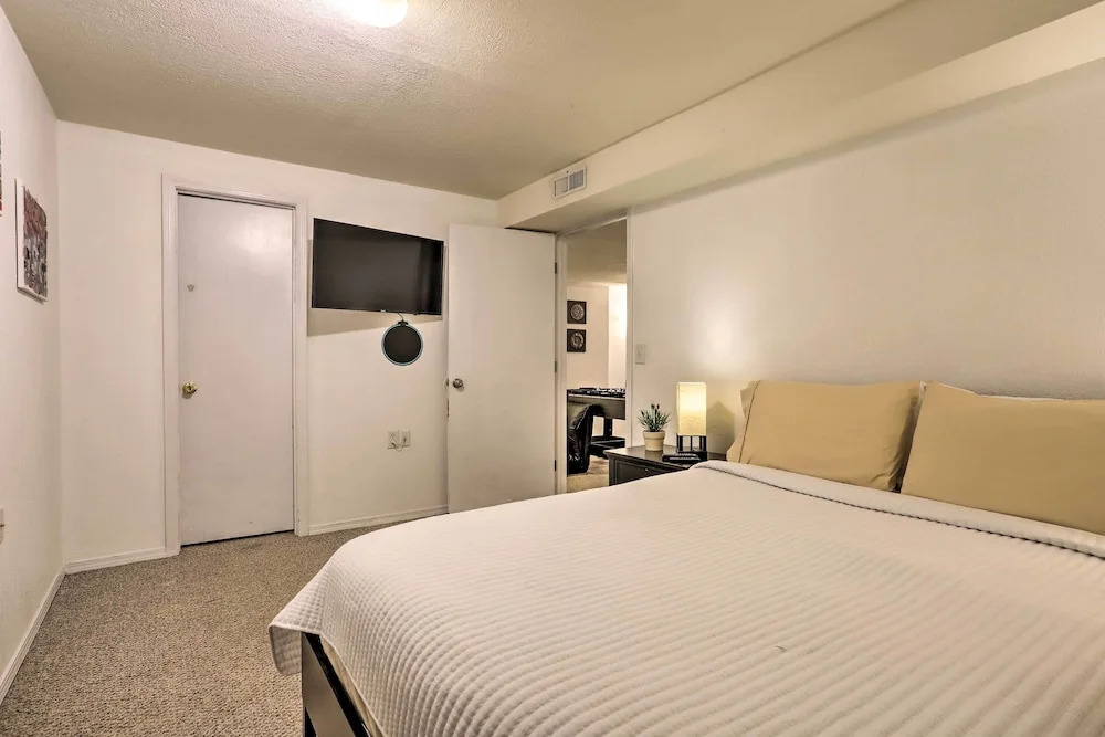 Spacious Thornton Home: 15 Mi to Downtown Denver!
