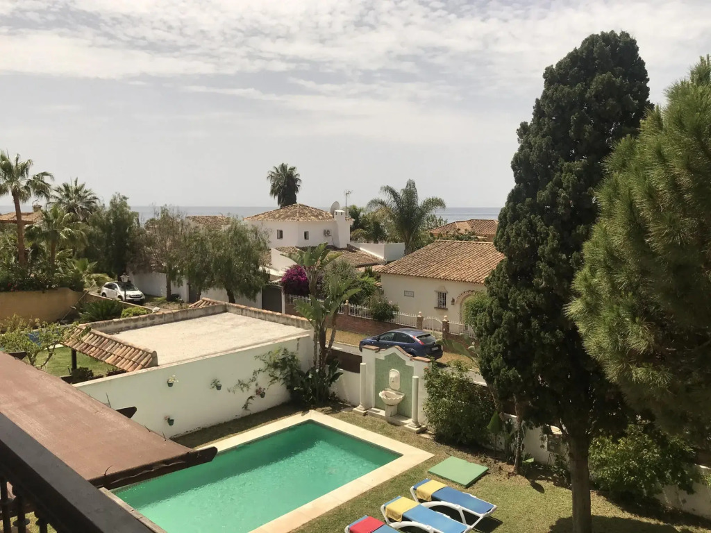 8381 - Large beach side villa in Marbella
