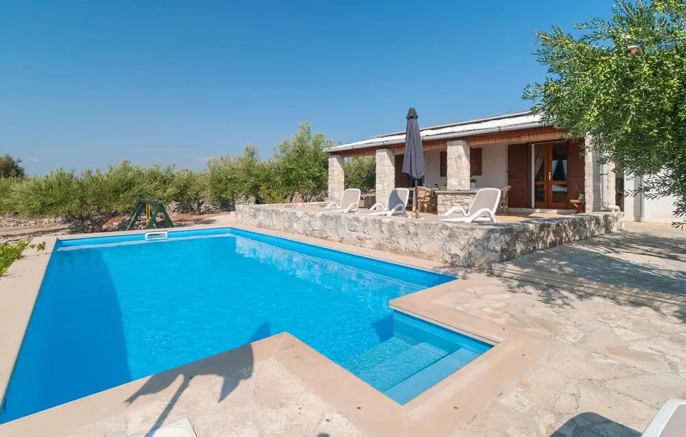 Amazing Home in Sutivan With 2 Bedrooms, Wifi and Private Swimming Pool