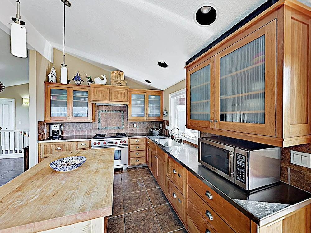 Stunning Coastal Getaway W/ Firepit, Walk To Beach 3 Bedroom Home