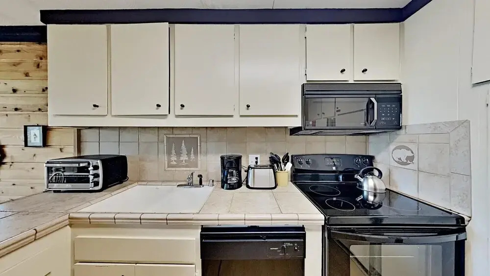 Two Bedroom Units at 1849 Condos with 3 Hot Tubs & Slopeside