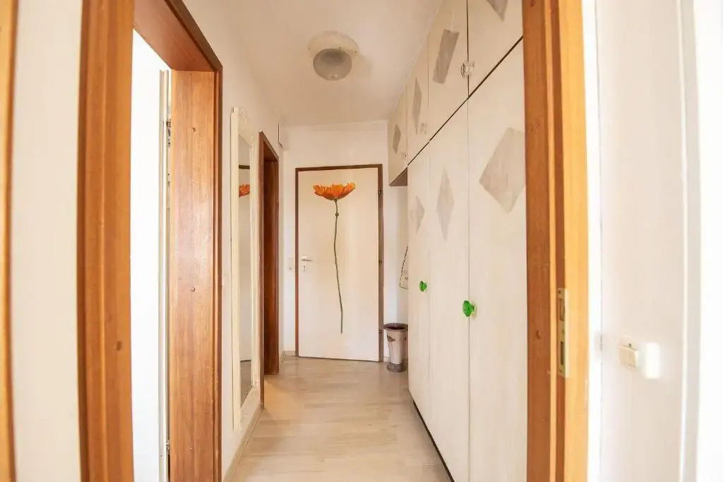 Ferienwohnung-mit-Balkon-sonnig-4-Stock-Schwimmbad-Sauna-inklusive-100m-zum-Strand